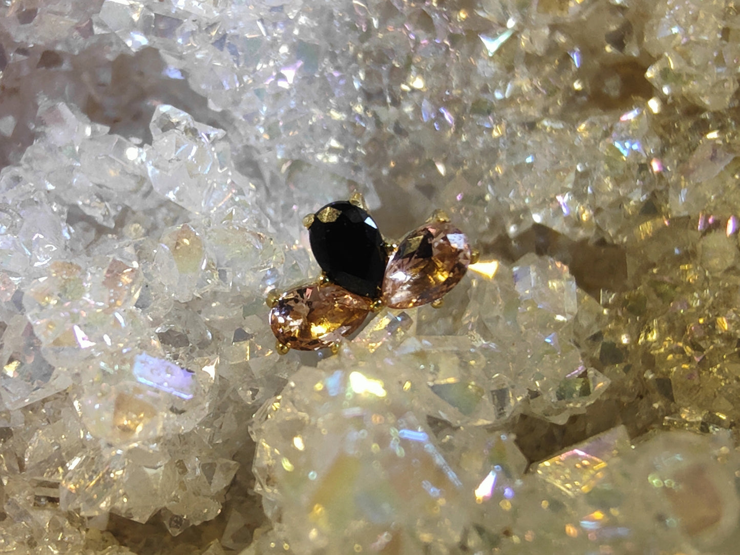 a 3 stone pear cut fan in 18ct yellow gold with dusty morganite and onyx.