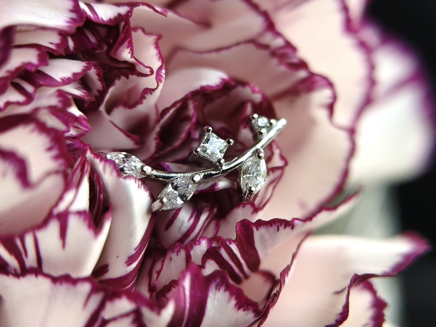 14ct white cz leaf