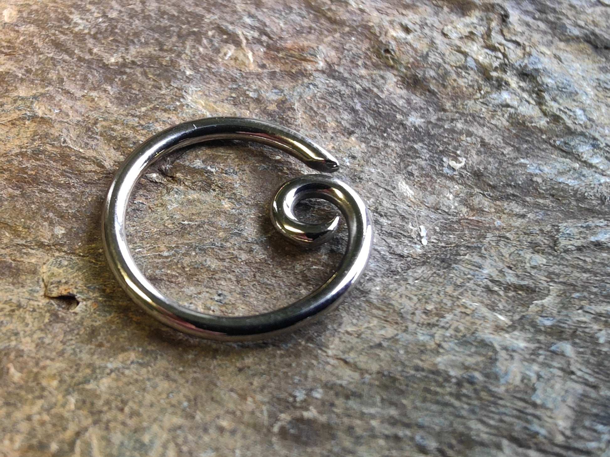 niobium seamless ring with a curled design