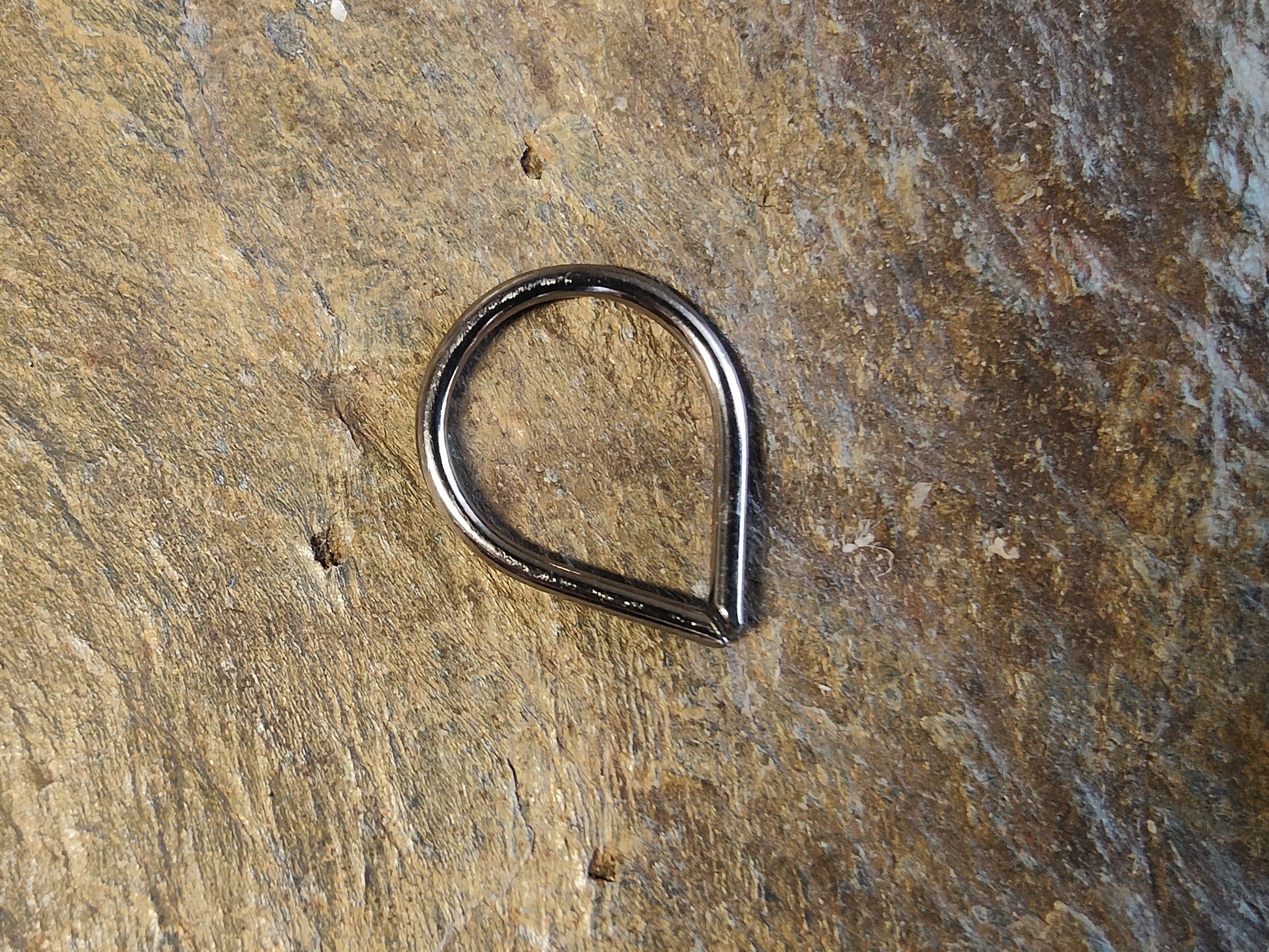 a pointed seam ring in a teardrop shape