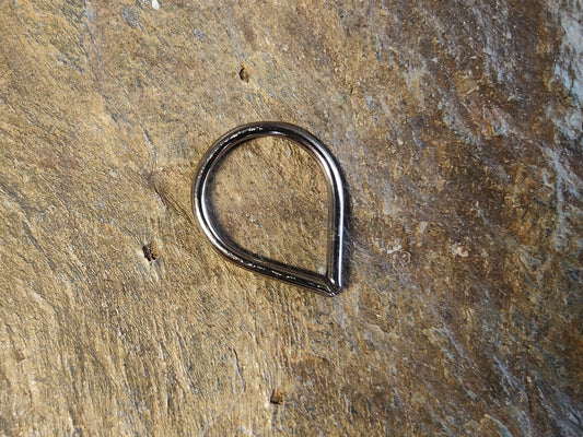 a pointed seam ring in a teardrop shape