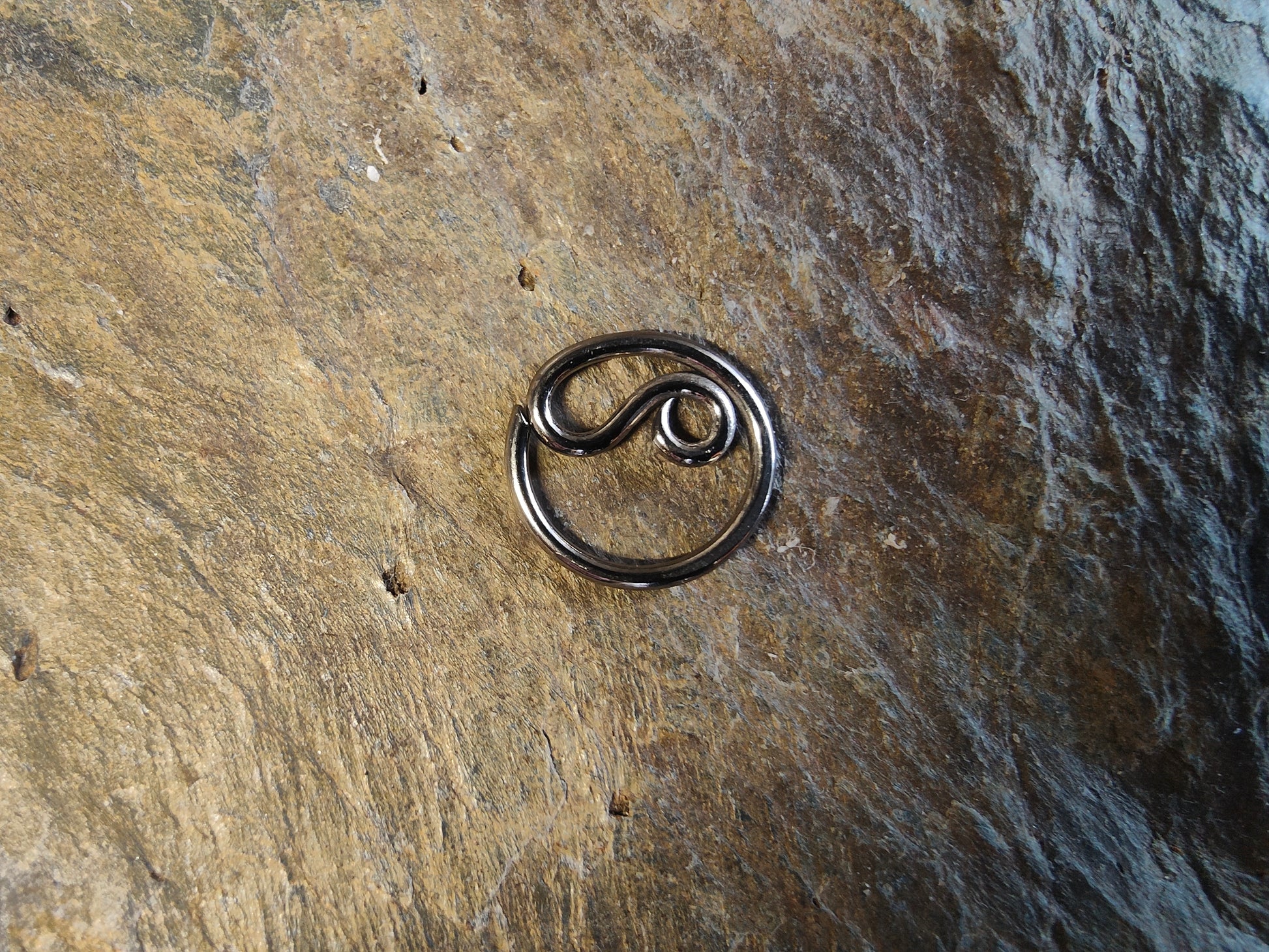 niobium seamless ring with a curled design